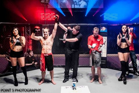 Dean Hart at RAGED UK MMA (c) Point 5 Photography
