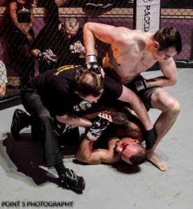 Phil Wells damage is done at RAGED UK MMA (c) Point 5 Photography